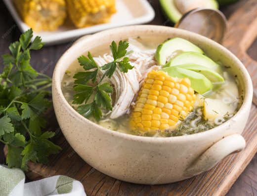 Ajiaco Santafereño — La Sopa Insignia de Bogotá con Tres Tipos de Papa