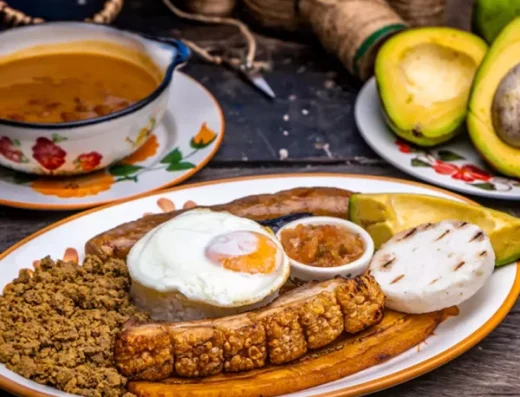 La Matriarca Medellín – Bandeja Paisa Auténtica y Comida Antioqueña Tradicional