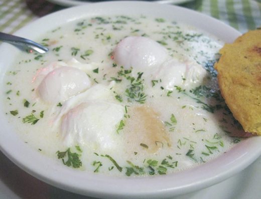 Changua Bogotana — Caldo de Leche y Huevo del Desayuno Andino