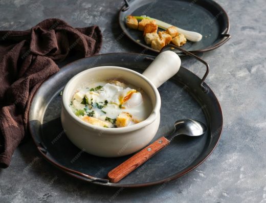 Changua Bogotana — Caldo de Leche y Huevo del Desayuno Andino