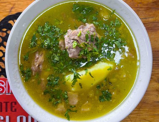 Caldo de Costilla — Caldo de Res con Huevo del Desayuno Bogotano
