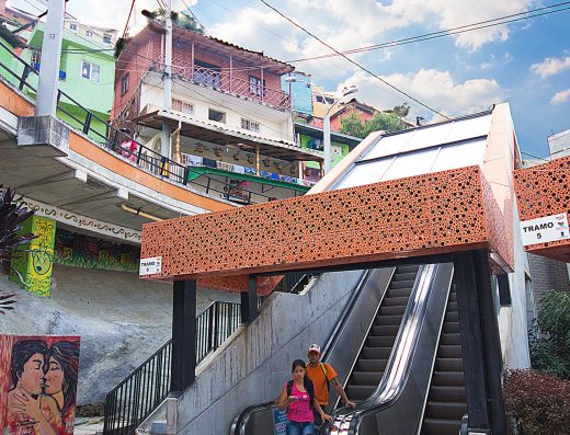 Comuna 13 – Transformación Social y Escaleras Eléctricas de Medellín 🏠