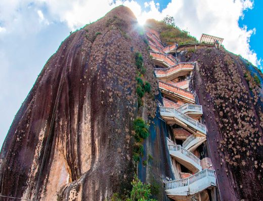 Guatapé y la Piedra del Peñol — El Monolito de 740 Escalones y el Pueblo más Colorido de Colombia