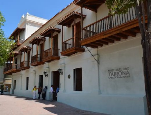 Fachada de la Casa de la Aduana en Santa Marta, sede del Museo del Oro Tairona, con arquitectura colonial restaurada