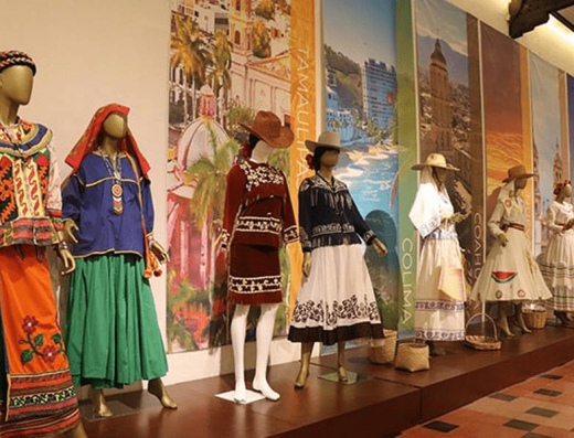 Exposición de trajes típicos colombianos en el Museo de Trajes ubicado en la histórica Casa de los Derechos del Hombre en Bogotá