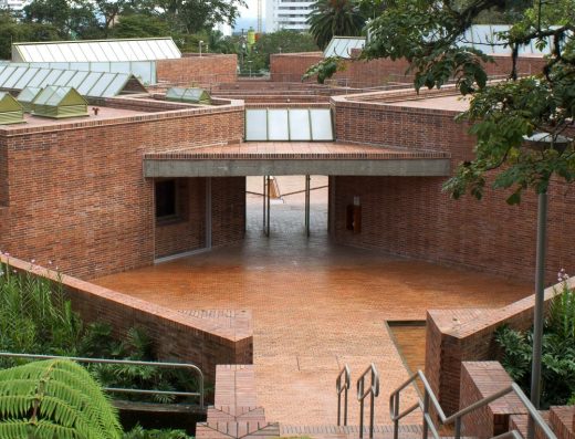 Museo del Oro Quimbaya en Armenia con arquitectura de ladrillo de Rogelio Salmona, espejos de agua y jardines
