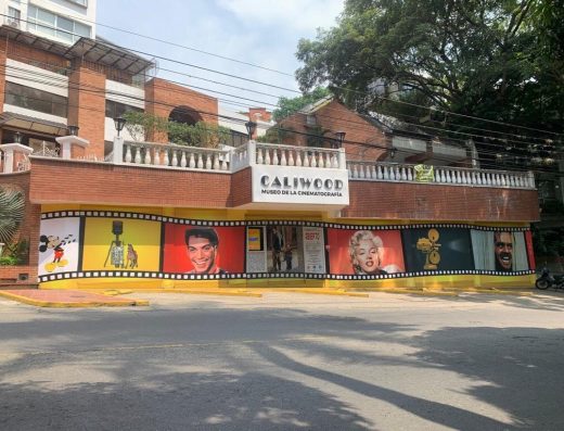 Museo Caliwood en Cali con cámaras antiguas, proyectores de cine y colección histórica de cinematografía