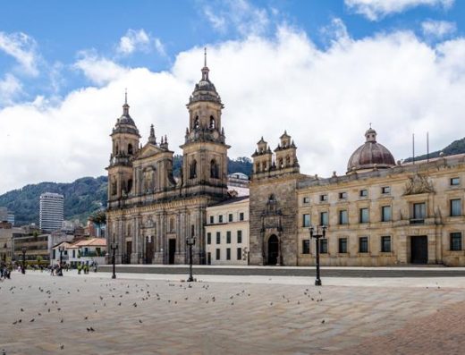 🏛️ Plaza de Bolívar – El Corazón Histórico de Bogotá