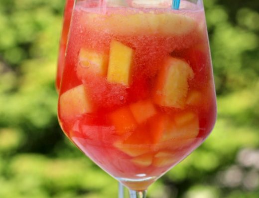 Vaso de salpicón de frutas colombiano con trozos de mango, sandía, banano, fresas y helado de vainilla
