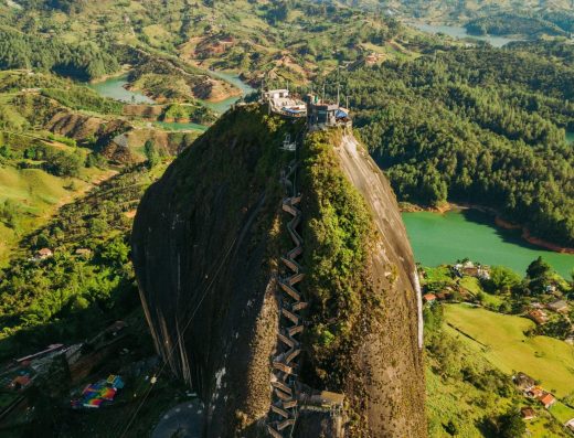 Guatapé y la Piedra del Peñol — El Monolito de 740 Escalones y el Pueblo más Colorido de Colombia