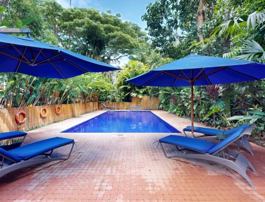 Vista aérea de Sazagua Hotel Boutique en Pereira con piscina azul, jardines tropicales, palmeras y edificios de arquitectura colonial