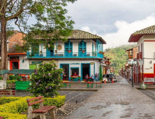 CALLES Jardín enamora con sus balcones floridos, paisajes cafeteros y la auténtica esencia de la cultura paisa. Un destino imperdible en Antioquia.