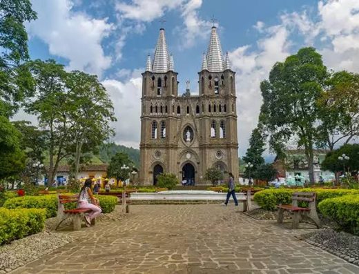 IGLESIA Y Jardín enamora con sus balcones floridos, paisajes cafeteros y la auténtica esencia de la cultura paisa. Un destino imperdible en Antioquia.