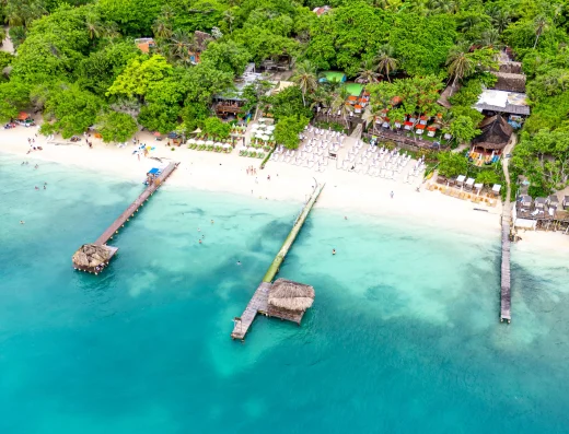 Santa Catalina es un destino ideal para quienes buscan experiencias diferentes en el Caribe colombiano. Su combinación de naturaleza, cultura y el famoso Volcán del Totumo convierten cada visita en una aventura memorable cerca de Cartagena.