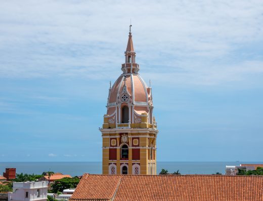 Santa Catalina es un destino ideal para quienes buscan experiencias diferentes en el Caribe colombiano. Su combinación de naturaleza, cultura y el famoso Volcán del Totumo convierten cada visita en una aventura memorable cerca de Cartagena.