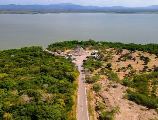 A pocos minutos de Cartagena encontrarás Turbaco, un destino que combina historia, naturaleza y los sorprendentes volcanes de lodo del Caribe colombiano.