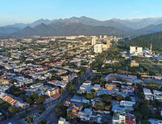 Valledupar es una de las ciudades más representativas del Caribe colombiano y la cuna del vallenato, uno de los géneros musicales más importantes de Colombia. Rodeada por la majestuosidad de la Sierra Nevada de Santa Marta y la Serranía del Perijá, ofrece una combinación única de cultura, tradición, música, naturaleza y hospitalidad. Descripción turística: Ubicada en el norte de Colombia, Valledupar es reconocida internacionalmente por ser el epicentro del vallenato, patrimonio cultural del país. La ciudad conserva una fuerte identidad cultural reflejada en sus festivales, monumentos, plazas y tradiciones populares. Además, cuenta con atractivos naturales como ríos de aguas cristalinas, balnearios naturales y paisajes que combinan montañas, sabanas y bosques tropicales. Su ambiente alegre y musical convierte cada visita en una experiencia auténticamente colombiana. Datos clave: Capital del departamento del Cesar. Conocida como la Capital Mundial del Vallenato. Altitud aproximada: 169 msnm. Temperatura promedio entre 27°C y 35°C. Es uno de los principales centros culturales del Caribe colombiano. Sede del Festival de la Leyenda Vallenata. Importancia turística: Principal destino del turismo musical en Colombia. Centro de conservación y promoción de la cultura vallenata. Punto estratégico para explorar atractivos naturales del Cesar. Destino destacado para eventos culturales y festivales. Importante referente del patrimonio cultural colombiano. Valor cultural / histórico / natural: Valor cultural Cuna de grandes compositores e intérpretes vallenatos. Conserva tradiciones musicales reconocidas internacionalmente. Fuerte identidad folclórica y cultural. Valor histórico Ciudad con profundas raíces indígenas, coloniales y campesinas. Importante centro cultural del Caribe colombiano. Valor natural Cercana a la Sierra Nevada de Santa Marta. Rodeada por ríos, montañas y paisajes naturales. Cuenta con balnearios naturales de gran atractivo turístico. Qué lo hace especial: Ser la cuna del vallenato. Su reconocido Festival de la Leyenda Vallenata. La cercanía a ríos y balnearios naturales. La hospitalidad y alegría de su gente. La mezcla de cultura, música y naturaleza. Qué puede hacer el turista: Visitar la Plaza Alfonso López. Conocer monumentos dedicados al vallenato. Disfrutar de presentaciones musicales en vivo. Bañarse en el río Guatapurí. Participar en festivales culturales. Recorrer el Centro Histórico. Degustar la gastronomía típica costeña. Explorar atractivos naturales cercanos. Conocer la historia del vallenato y sus protagonistas. Perfil del visitante ideal: Amantes de la música. Viajeros culturales. Familias. Fotógrafos. Parejas. Turistas gastronómicos. Viajeros interesados en tradiciones colombianas. Recomendaciones para la visita: Llevar ropa ligera por el clima cálido. Mantenerse hidratado. Utilizar protector solar. Visitar el río Guatapurí durante el día. Programar la visita durante el Festival Vallenato para vivir la experiencia completa. Contratar operadores turísticos autorizados para recorridos rurales. Mejor época para ir: Entre diciembre y abril, cuando suele presentarse menor cantidad de lluvias. Finales de abril es ideal para disfrutar del Festival de la Leyenda Vallenata. Puede visitarse durante todo el año. Qué llevar: Ropa fresca. Sombrero o gorra. Protector solar. Gafas de sol. Vestido de baño. Cámara fotográfica. Calzado cómodo. Hidratación. Lugares cercanos: Río Guatapurí Balneario Hurtado Plaza Alfonso López Parque de la Leyenda Vallenata Nabusímake La Paz Pueblo Bello