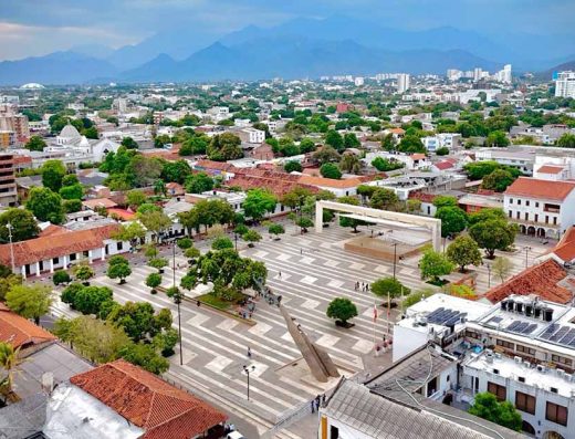 Valledupar es una de las ciudades más representativas del Caribe colombiano y la cuna del vallenato, uno de los géneros musicales más importantes de Colombia. Rodeada por la majestuosidad de la Sierra Nevada de Santa Marta y la Serranía del Perijá, ofrece una combinación única de cultura, tradición, música, naturaleza y hospitalidad. Descripción turística: Ubicada en el norte de Colombia, Valledupar es reconocida internacionalmente por ser el epicentro del vallenato, patrimonio cultural del país. La ciudad conserva una fuerte identidad cultural reflejada en sus festivales, monumentos, plazas y tradiciones populares. Además, cuenta con atractivos naturales como ríos de aguas cristalinas, balnearios naturales y paisajes que combinan montañas, sabanas y bosques tropicales. Su ambiente alegre y musical convierte cada visita en una experiencia auténticamente colombiana. Datos clave: Capital del departamento del Cesar. Conocida como la Capital Mundial del Vallenato. Altitud aproximada: 169 msnm. Temperatura promedio entre 27°C y 35°C. Es uno de los principales centros culturales del Caribe colombiano. Sede del Festival de la Leyenda Vallenata. Importancia turística: Principal destino del turismo musical en Colombia. Centro de conservación y promoción de la cultura vallenata. Punto estratégico para explorar atractivos naturales del Cesar. Destino destacado para eventos culturales y festivales. Importante referente del patrimonio cultural colombiano. Valor cultural / histórico / natural: Valor cultural Cuna de grandes compositores e intérpretes vallenatos. Conserva tradiciones musicales reconocidas internacionalmente. Fuerte identidad folclórica y cultural. Valor histórico Ciudad con profundas raíces indígenas, coloniales y campesinas. Importante centro cultural del Caribe colombiano. Valor natural Cercana a la Sierra Nevada de Santa Marta. Rodeada por ríos, montañas y paisajes naturales. Cuenta con balnearios naturales de gran atractivo turístico. Qué lo hace especial: Ser la cuna del vallenato. Su reconocido Festival de la Leyenda Vallenata. La cercanía a ríos y balnearios naturales. La hospitalidad y alegría de su gente. La mezcla de cultura, música y naturaleza. Qué puede hacer el turista: Visitar la Plaza Alfonso López. Conocer monumentos dedicados al vallenato. Disfrutar de presentaciones musicales en vivo. Bañarse en el río Guatapurí. Participar en festivales culturales. Recorrer el Centro Histórico. Degustar la gastronomía típica costeña. Explorar atractivos naturales cercanos. Conocer la historia del vallenato y sus protagonistas. Perfil del visitante ideal: Amantes de la música. Viajeros culturales. Familias. Fotógrafos. Parejas. Turistas gastronómicos. Viajeros interesados en tradiciones colombianas. Recomendaciones para la visita: Llevar ropa ligera por el clima cálido. Mantenerse hidratado. Utilizar protector solar. Visitar el río Guatapurí durante el día. Programar la visita durante el Festival Vallenato para vivir la experiencia completa. Contratar operadores turísticos autorizados para recorridos rurales. Mejor época para ir: Entre diciembre y abril, cuando suele presentarse menor cantidad de lluvias. Finales de abril es ideal para disfrutar del Festival de la Leyenda Vallenata. Puede visitarse durante todo el año. Qué llevar: Ropa fresca. Sombrero o gorra. Protector solar. Gafas de sol. Vestido de baño. Cámara fotográfica. Calzado cómodo. Hidratación. Lugares cercanos: Río Guatapurí Balneario Hurtado Plaza Alfonso López Parque de la Leyenda Vallenata Nabusímake La Paz Pueblo Bello