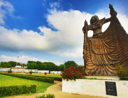 Valledupar es una de las ciudades más representativas del Caribe colombiano y la cuna del vallenato, uno de los géneros musicales más importantes de Colombia. Rodeada por la majestuosidad de la Sierra Nevada de Santa Marta y la Serranía del Perijá, ofrece una combinación única de cultura, tradición, música, naturaleza y hospitalidad. Descripción turística: Ubicada en el norte de Colombia, Valledupar es reconocida internacionalmente por ser el epicentro del vallenato, patrimonio cultural del país. La ciudad conserva una fuerte identidad cultural reflejada en sus festivales, monumentos, plazas y tradiciones populares. Además, cuenta con atractivos naturales como ríos de aguas cristalinas, balnearios naturales y paisajes que combinan montañas, sabanas y bosques tropicales. Su ambiente alegre y musical convierte cada visita en una experiencia auténticamente colombiana. Datos clave: Capital del departamento del Cesar. Conocida como la Capital Mundial del Vallenato. Altitud aproximada: 169 msnm. Temperatura promedio entre 27°C y 35°C. Es uno de los principales centros culturales del Caribe colombiano. Sede del Festival de la Leyenda Vallenata. Importancia turística: Principal destino del turismo musical en Colombia. Centro de conservación y promoción de la cultura vallenata. Punto estratégico para explorar atractivos naturales del Cesar. Destino destacado para eventos culturales y festivales. Importante referente del patrimonio cultural colombiano. Valor cultural / histórico / natural: Valor cultural Cuna de grandes compositores e intérpretes vallenatos. Conserva tradiciones musicales reconocidas internacionalmente. Fuerte identidad folclórica y cultural. Valor histórico Ciudad con profundas raíces indígenas, coloniales y campesinas. Importante centro cultural del Caribe colombiano. Valor natural Cercana a la Sierra Nevada de Santa Marta. Rodeada por ríos, montañas y paisajes naturales. Cuenta con balnearios naturales de gran atractivo turístico. Qué lo hace especial: Ser la cuna del vallenato. Su reconocido Festival de la Leyenda Vallenata. La cercanía a ríos y balnearios naturales. La hospitalidad y alegría de su gente. La mezcla de cultura, música y naturaleza. Qué puede hacer el turista: Visitar la Plaza Alfonso López. Conocer monumentos dedicados al vallenato. Disfrutar de presentaciones musicales en vivo. Bañarse en el río Guatapurí. Participar en festivales culturales. Recorrer el Centro Histórico. Degustar la gastronomía típica costeña. Explorar atractivos naturales cercanos. Conocer la historia del vallenato y sus protagonistas. Perfil del visitante ideal: Amantes de la música. Viajeros culturales. Familias. Fotógrafos. Parejas. Turistas gastronómicos. Viajeros interesados en tradiciones colombianas. Recomendaciones para la visita: Llevar ropa ligera por el clima cálido. Mantenerse hidratado. Utilizar protector solar. Visitar el río Guatapurí durante el día. Programar la visita durante el Festival Vallenato para vivir la experiencia completa. Contratar operadores turísticos autorizados para recorridos rurales. Mejor época para ir: Entre diciembre y abril, cuando suele presentarse menor cantidad de lluvias. Finales de abril es ideal para disfrutar del Festival de la Leyenda Vallenata. Puede visitarse durante todo el año. Qué llevar: Ropa fresca. Sombrero o gorra. Protector solar. Gafas de sol. Vestido de baño. Cámara fotográfica. Calzado cómodo. Hidratación. Lugares cercanos: Río Guatapurí Balneario Hurtado Plaza Alfonso López Parque de la Leyenda Vallenata Nabusímake La Paz Pueblo Bello