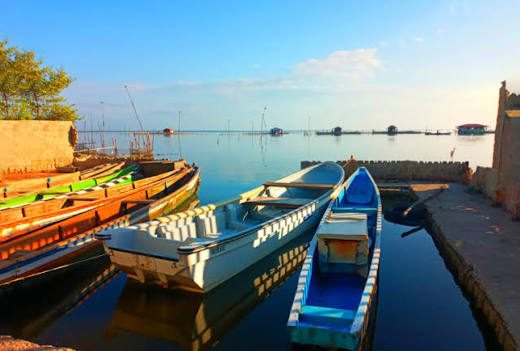 Puebloviejo es un destino donde el agua, los manglares y las tradiciones pesqueras crean una experiencia auténtica en el corazón de la Ciénaga Grande de Santa Marta.