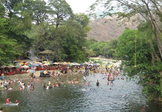 Zona Bananera es un destino donde la historia de Colombia, la tradición agrícola y los paisajes tropicales se unen para ofrecer una experiencia única entre plantaciones de banano y cultura caribeña.