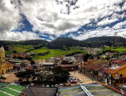Entre sus principales atractivos destacan el acceso al Parque Nacional Natural Chingaza, la Peña de las Águilas, el Cerro de La Pita, el Embalse San Rafael y humedales como La Chucua, Laguna Brava y Laguna Chichita, espacios ideales para la observación de fauna y el contacto con la naturaleza.