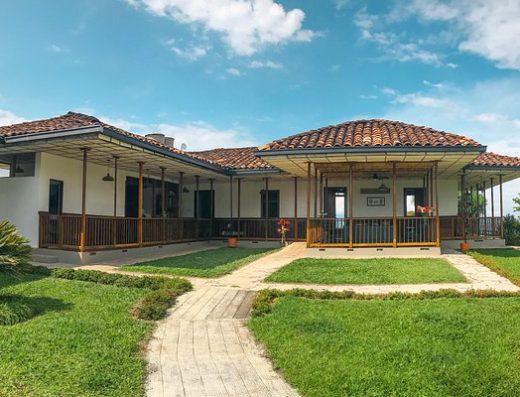 ¿Quieres descubrir un rincón del Eje Cafetero donde las montañas y los cafetales parecen no tener fin? Apía te espera con naturaleza, café, tradición y paisajes para recorrer sin prisa.