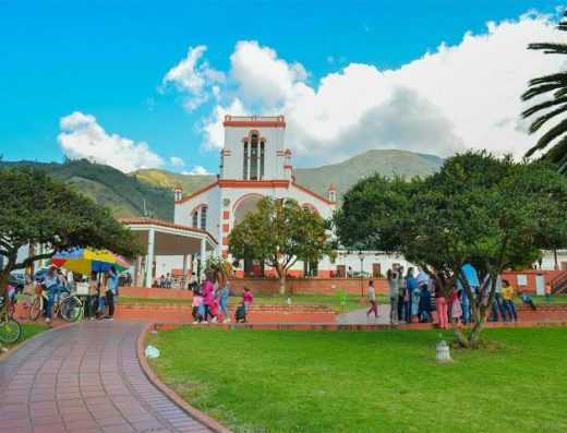 Chitagá es un destino donde los paisajes de alta montaña, el clima fresco y la tranquilidad de los Andes crean el escenario perfecto para disfrutar del ecoturismo y la cultura campesina.