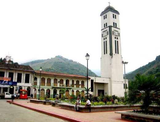 Pijao es un pueblo cafetero donde las montañas, el café, las casas tradicionales y la tranquilidad se convierten en una experiencia auténtica del Quindío.