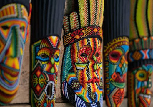 ¿Quieres conocer una cultura ancestral que sigue viva entre las montañas del Putumayo? Descubre Sibundoy, territorio Kamëntsá y uno de los destinos culturales más fascinantes de Colombia.