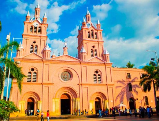Descubre Buga, Valle del Cauca, hogar de la Basílica del Señor de los Milagros. Conoce su historia, patrimonio, gastronomía y tradición religiosa.