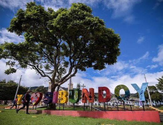 ¿Quieres conocer una cultura ancestral que sigue viva entre las montañas del Putumayo? Descubre Sibundoy, territorio Kamëntsá y uno de los destinos culturales más fascinantes de Colombia.