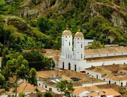 ¿Te imaginas caminar por un pueblo colonial impecablemente conservado y, a pocos minutos, descubrir un paisaje de gigantescas esculturas de roca creadas por la naturaleza? La Playa de Belén reúne historia, patrimonio y naturaleza en un solo lugar.