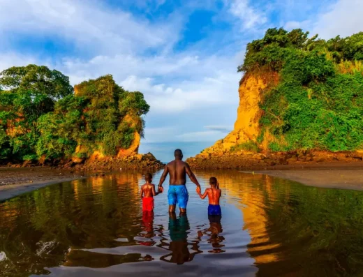 Tumaco puede visitarse durante todo el año. Para experiencias específicas de naturaleza, como el avistamiento de ballenas, conviene planificar el viaje de acuerdo con la temporada correspondiente.