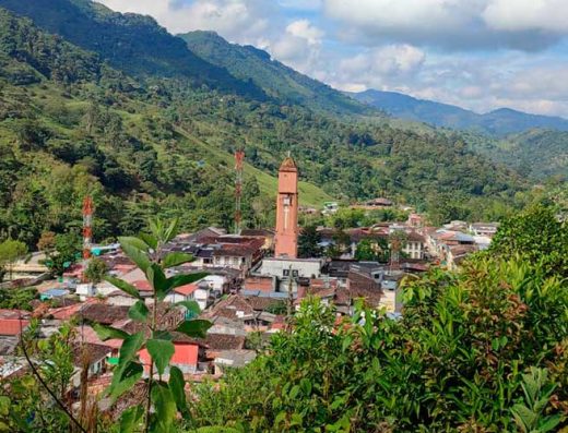Pijao es un pueblo cafetero donde las montañas, el café, las casas tradicionales y la tranquilidad se convierten en una experiencia auténtica del Quindío.