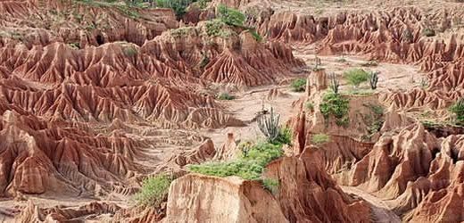 🏜️ Desierto de La Candelaria — Cañones de Arcilla, Badlands y Cielos Limpios en Boyacá