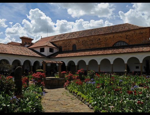 ⛪ Convento del Santo Ecce Homo — Claustro del Siglo XVII y Pisos Fósiles en Santa Sofía