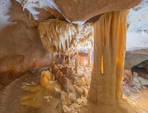 🦇 Cueva de la Fábrica — Espeleología y Río Subterráneo en Santa Sofía