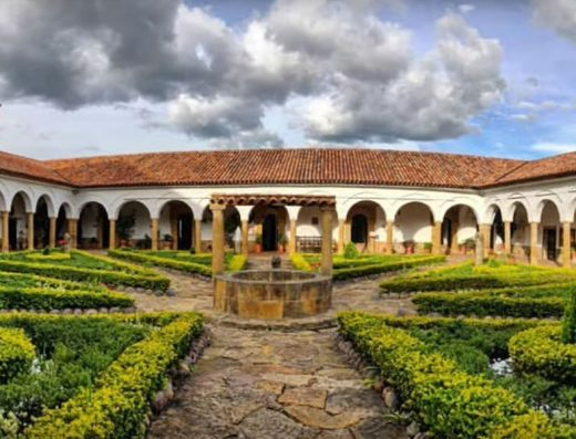 ⛪ Convento del Santo Ecce Homo — Claustro del Siglo XVII y Pisos Fósiles en Santa Sofía